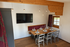 Ferienwohnung_Sterzenhof_Wohnzimmer_Esstisch