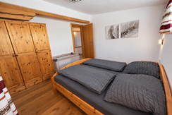 Ferienwohnung_Sterzenhof_Schlafzimmer_Kinderbett