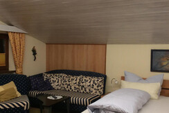 Schlafzimmer mit TV-Sitzecke