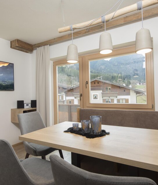Familienappartement Alpbachtal 3 Wohnzimmer 2 low