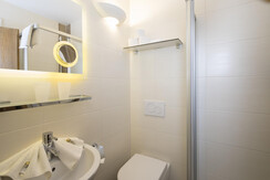 Familiensuite Angerer Dusche/WC 1