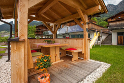 Moaeben Alpbach. Gartenh. mit Kinderspielplatz