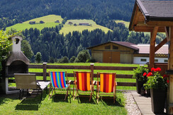 Moaeben Alpbach Garten mit Liegestühle
