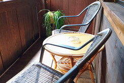 eigener Balkon mit Sitzgelegenheit