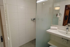 Badezimmer mit begehbarer Dusche
