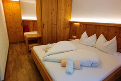 Doppelbett mit Einzelbett