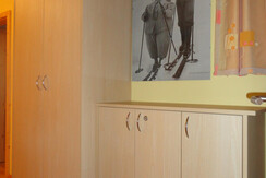 Stauraum im Übergang zum Schlafzimmer