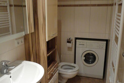 Bad mit Dusche, WC und Waschmaschine