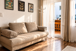 Helles, minimalist Wohnzimmer mit retro Postern (1