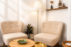 Gemütliche Leseecke im skandinavischen Stil