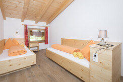 schlafzimmer_mit_zwei_einzelbetten