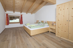 doppelbett_im_schlafzimmer