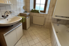 Badezimmer mit Dusche & Badewanne