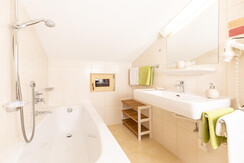 2_badezimmer_alpbach_bergwald_app_6_moos