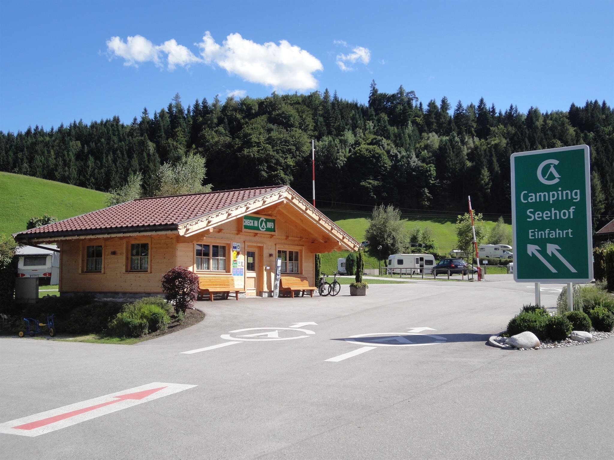 Einfahrt - CheckIn Seehof Kramsach | © Fam. Brunner