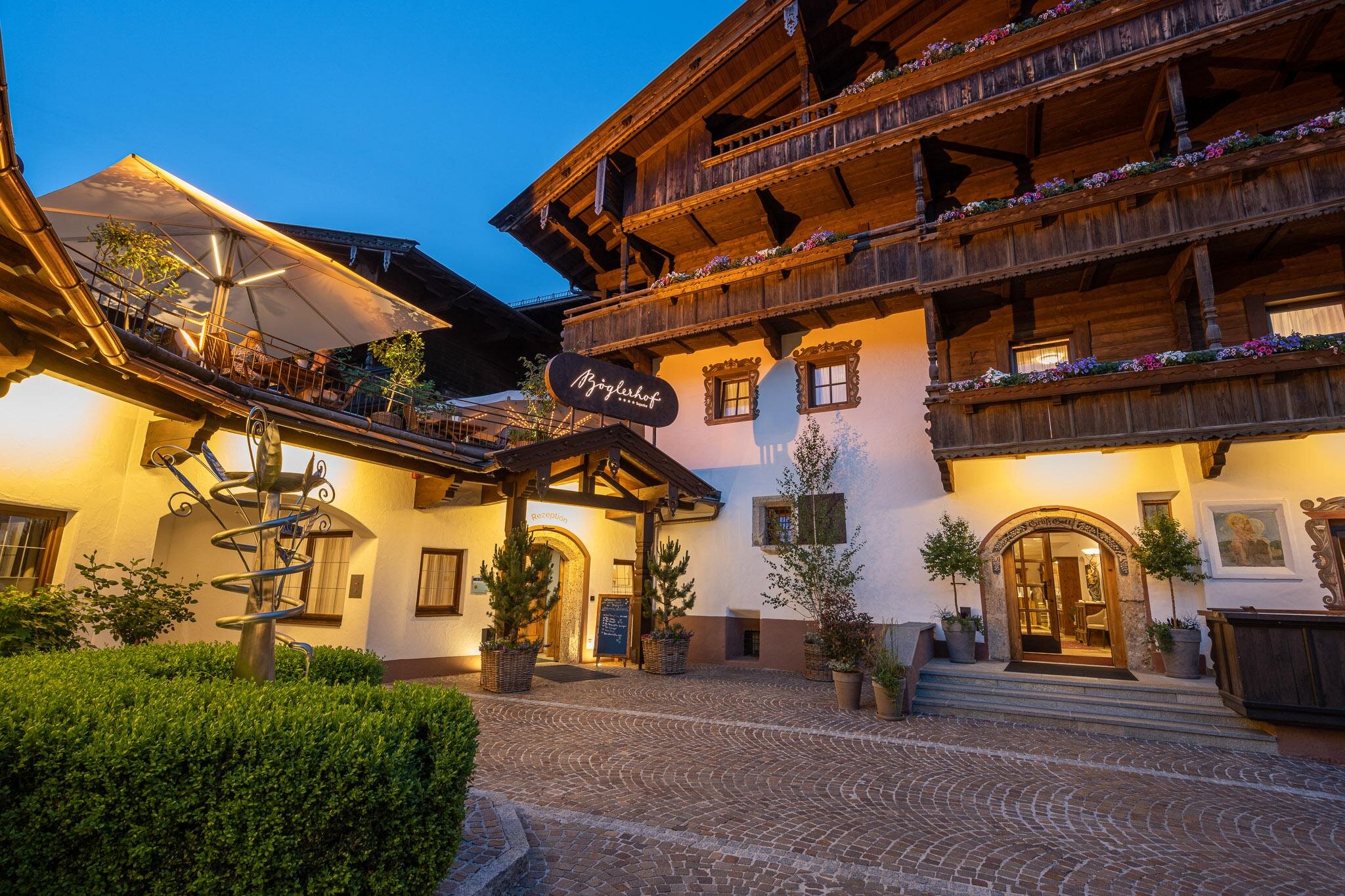 Böglerhof Vorplatz Dämmerung