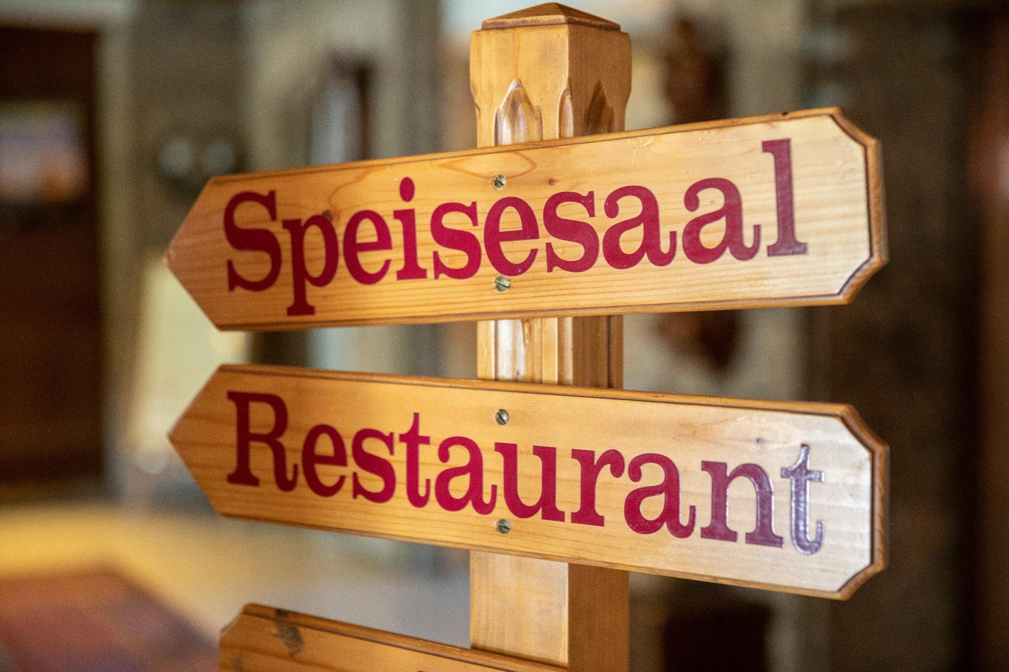Wegweiser im Hotel | © Der Kirchenwirt