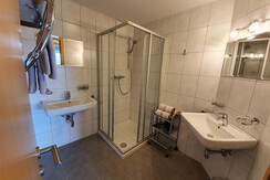 Appartement 3 "Berg Blick" Dusche, 2 Waschtische