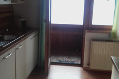 Küche mit Balkon Blick auf Schipiste