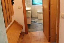 links Skigarderobe, geradeaus Bad, rechts WC