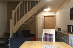 Wohnküche mit Treppe