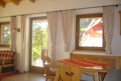 Essbereich mit direktem Zugang zur Terrasse