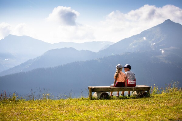Kinder-sitzen-auf-Rastbank-Alpbach-Wiedersbergerho