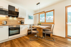 4_Lehenhof_Alpbach_Erdgeschoss_Wohnung1_Wohn-Esszi