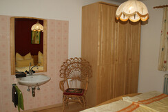 Fischlehen_Alpbachtal_Breitenbach_Schlafzimmer1 mit Waschbecken