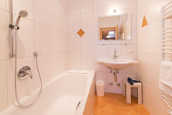 Apartment 5 - Bad mit Wanne