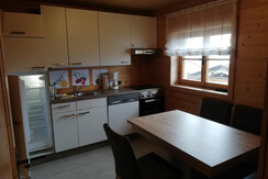 Küche mit Sitzecke und TV