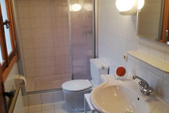 Badezimmer mit Dusche und WC