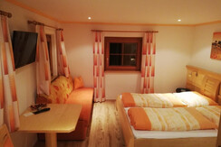 Dreibettzimmer bei Nacht