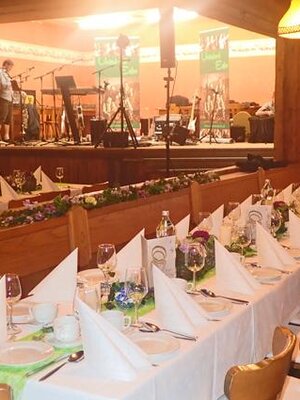 Saal mit gedeckter Tafel | © Gasthof Rappold