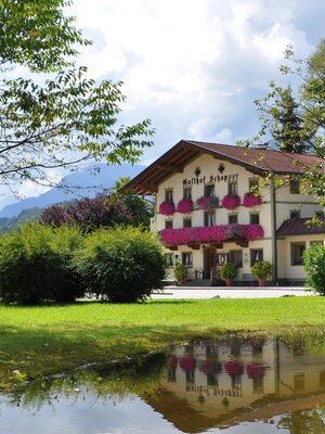 Gasthof Schopper im Sommer mit Teich | © Wörgötter