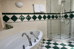Badewanne & Dusche Zimmer Nummer 28