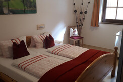 Doppelbettzimmer mit Gitterbett