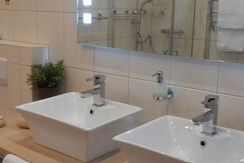 Bad mit Doppelwaschbecken