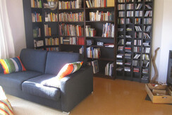 wohnzimmer_bibliothek_mit_schwedenofen