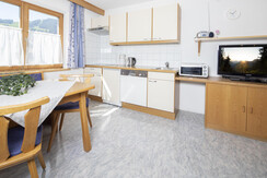 Wohnküche mit Essecke und Küchenblock