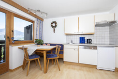 Wohnküche mit gemütlicher Essecke und Küchenblock