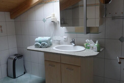 Waschbecken unter Dachfenster