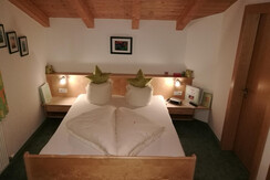 Bett kunstvoll hergerichtet