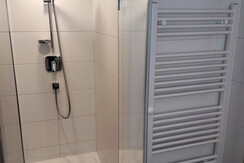 Dusche mit Handtuchtrockner Ferienwohnung