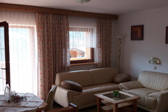 Wohnraum mit Essecke UND BALKON