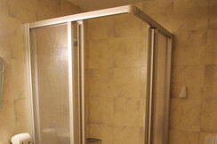 Haus Schlosskeller_Rattenberg_Alpbachtal_Familienzimmer Bad