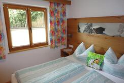 Haus Thomas_Alpbach_Ferienwohnung 1_Schalfzimmer1.