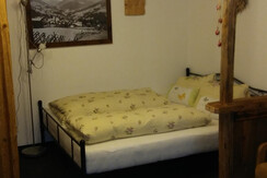 Doppelbett im Wohnzimmer