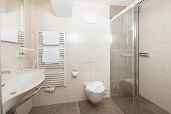 Hauserwirt - Zimmer Almzirbe - Badezimmer