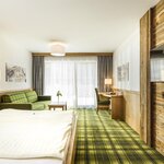 Photo of 4-bed room, separate toilet and shower/bathtub
